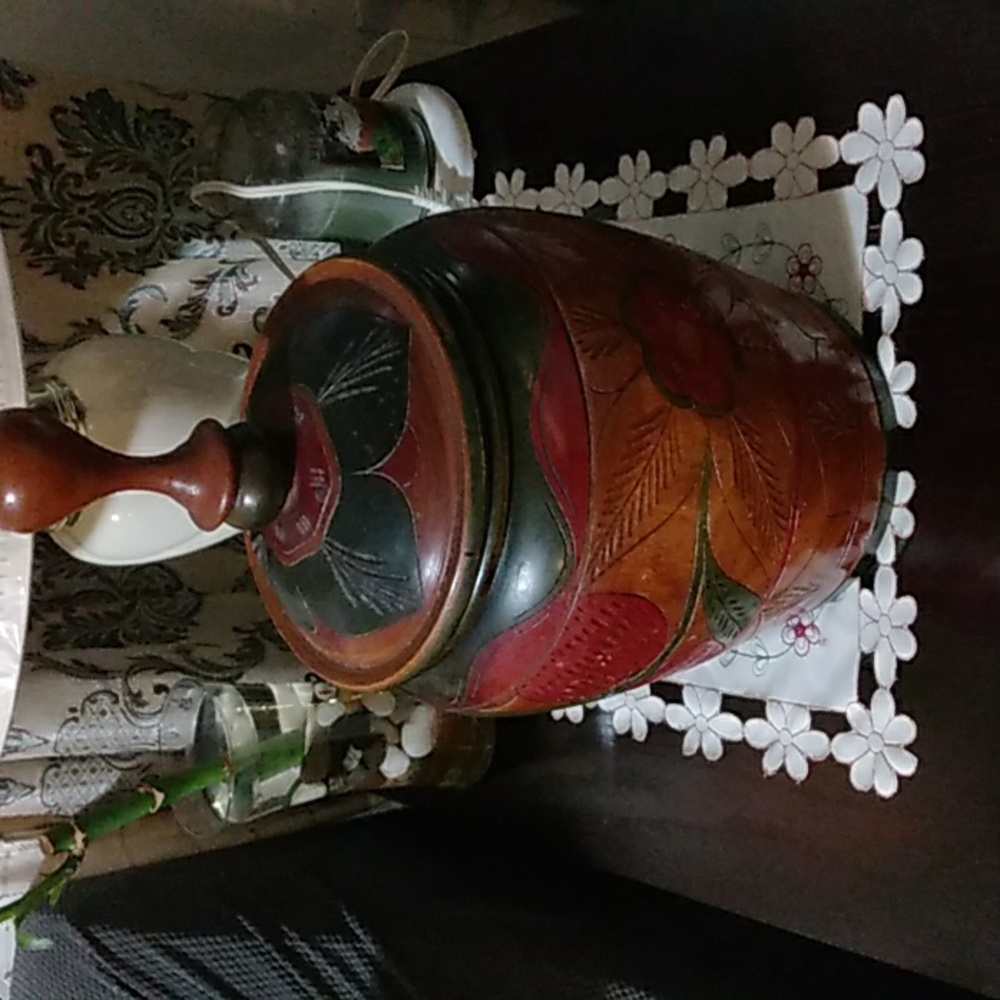 Home decor vase with top